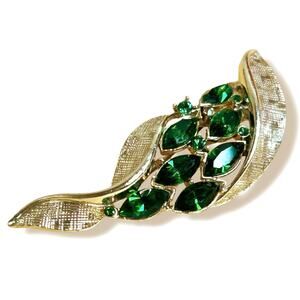 Vintage Lisner Textured Light Gold Tone Green Glass Faceted Center Brooch MCM